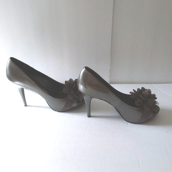 Carlos Santana Glossy Silver Bow Heels - Picture 5 of 8